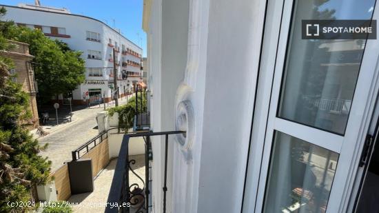 ¡Habitaciones en alquiler en piso de 12 habitaciones en Sevilla! - SEVILLA