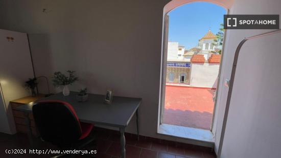 ¡Habitaciones en alquiler en piso de 12 habitaciones en Sevilla! - SEVILLA