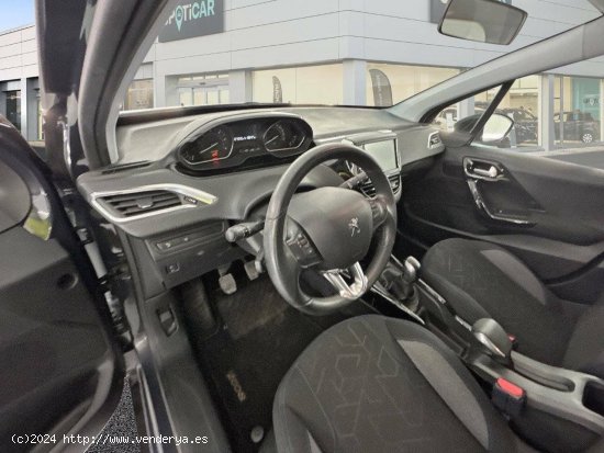 Peugeot 2008   BlueHDi 100 S&S 5 Vel. MAN Signature - 