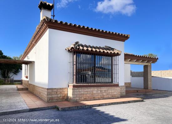 Chalet zona espartosa de 3 dormitorios 2 baños con piscina - CADIZ