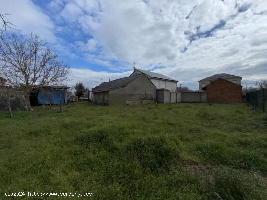 Casa con terreno y garaje en Magaz de Arriba - LEON