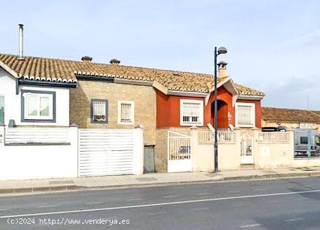 Bonita vivienda adosada con amplio patio y piscina privada, en Cúllar Vega. - GRANADA