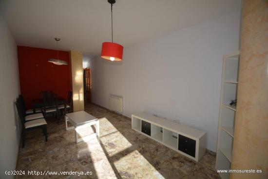 Estupendo ático en Orihuela zona Plaza de Toros, 79 m2. construidos, 2 habitaciones, 2 baños. - AL