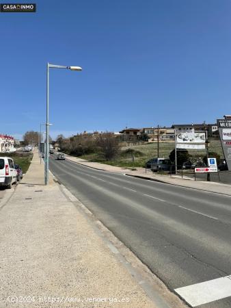 Se vende nave Avda. Pirineos o carretera Graus en Barbastro. - HUESCA