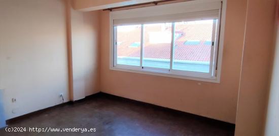 SE VENDE PISO 5º SIN ASCENSOR EN BETANZOS CENTRO PARA REFORMAR. - A CORUÑA