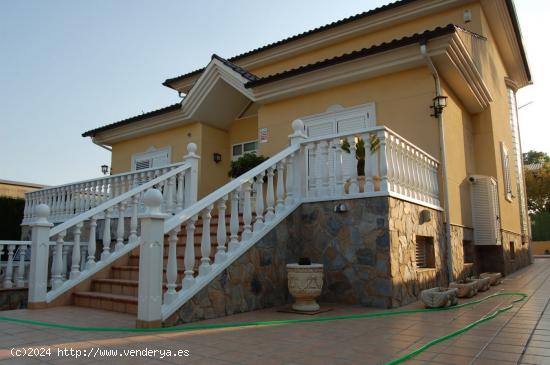 Gran Chalet independiente con piscina privada - MURCIA