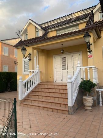 Gran Chalet independiente con piscina privada - MURCIA