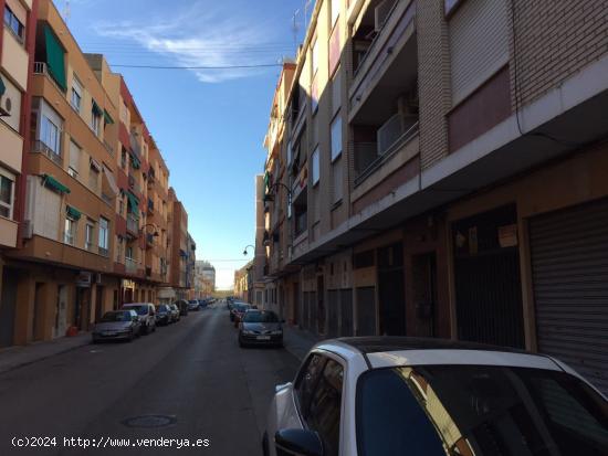 Garaje cerrado con puerta a la calle en venta, en Alzira. - VALENCIA