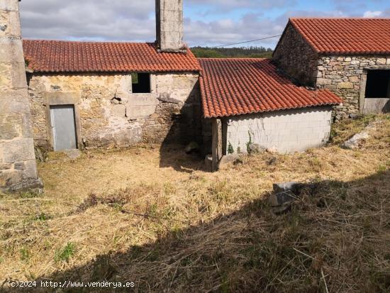 Conjunto de viviendas semirestauradas en Baio - A CORUÑA