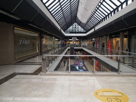 Dos locales en Centro Comercial Cuatro Caminos - A CORUÑA