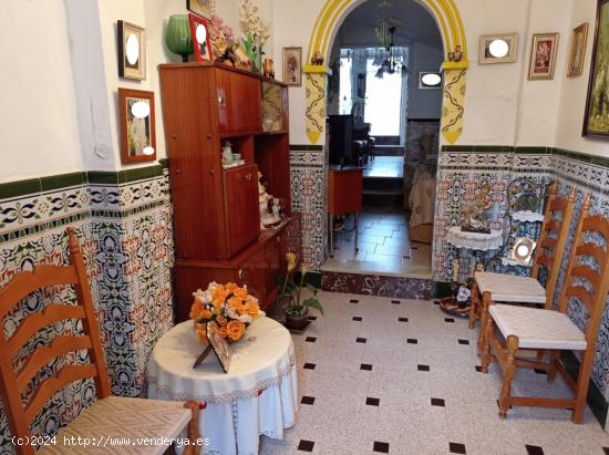 VENTA DE CASA CON PATIO - CADIZ