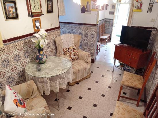 VENTA DE CASA CON PATIO - CADIZ