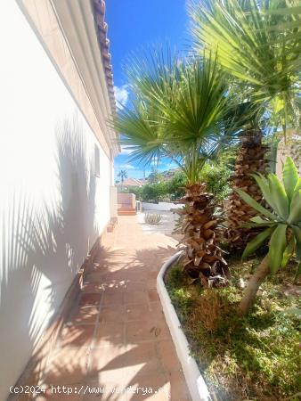 Magnifica villa en una sola planta en Pinos de Alhaurin con vistas a la bahia de Málaga - MALAGA