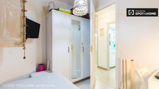 Habitación acogedora con armario independiente en el apartamento compartido, Gracia - BARCELONA