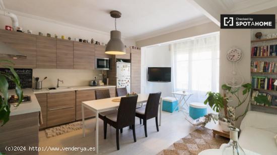 Habitación acogedora con armario independiente en el apartamento compartido, Gracia - BARCELONA