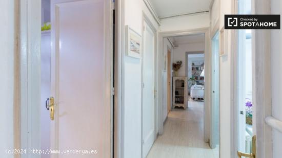 Habitación acogedora con armario independiente en el apartamento compartido, Gracia - BARCELONA