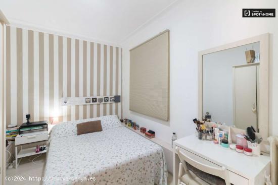 Habitación amueblada con cómoda en piso compartido, Gracia - BARCELONA