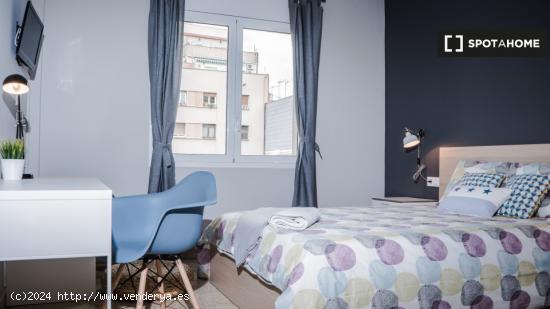 Se alquila habitación en piso en Eixample Dreta, Barcelona - BARCELONA