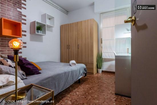  Bonita habitación con escritorio en piso compartido, Eixample - BARCELONA 