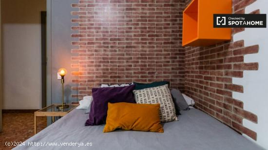 Bonita habitación con escritorio en piso compartido, Eixample - BARCELONA