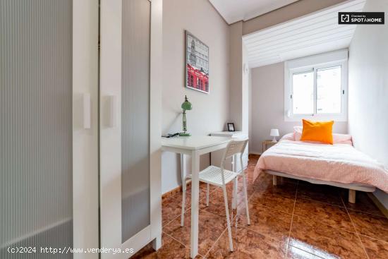  Cómoda habitación con cómoda en el apartamento de 6 dormitorios, Extramurs - VALENCIA 