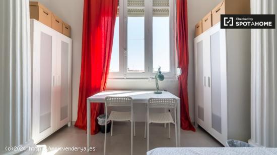 Se alquila habitación moderna en apartamento de 5 dormitorios en L'Eixample - VALENCIA