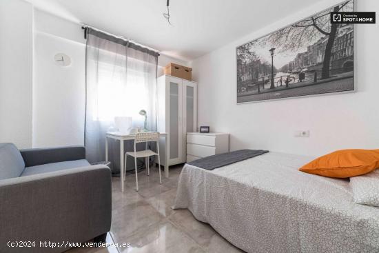 Gran habitación en alquiler, apartamento de 4 dormitorios Rascanya - VALENCIA