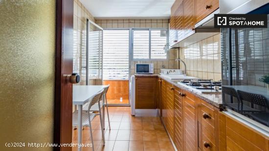 Habitación soleada en apartamento de 5 dormitorios en Campanar - VALENCIA