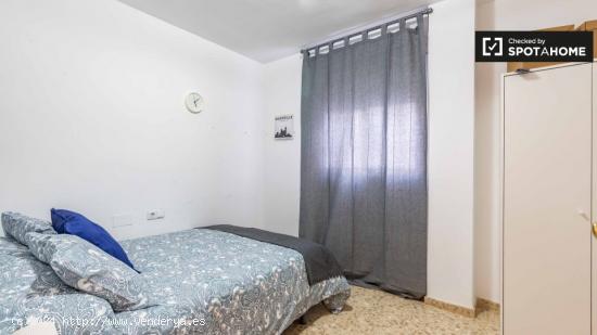 Se alquila habitación privada en apartamento de 5 dormitorios en Camins al Grau - VALENCIA