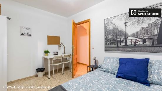 Se alquila habitación privada en apartamento de 5 dormitorios en Camins al Grau - VALENCIA