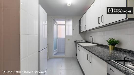 Se alquila habitación privada en apartamento de 5 dormitorios en Camins al Grau - VALENCIA