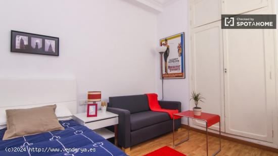 Habitación amueblada con amplio espacio para almacenaje en piso compartido, Eixample - VALENCIA