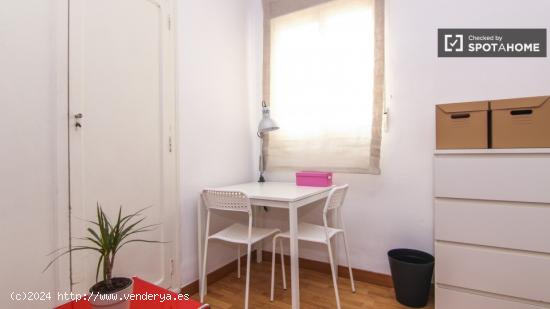 Habitación amueblada con amplio espacio para almacenaje en piso compartido, Eixample - VALENCIA