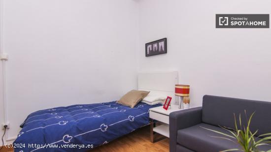 Habitación amueblada con amplio espacio para almacenaje en piso compartido, Eixample - VALENCIA