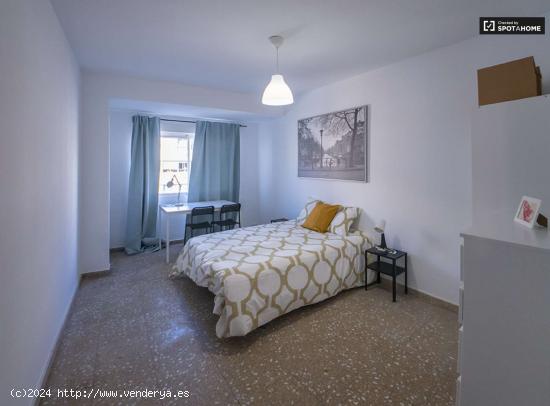 Se alquila habitación en piso de 6 dormitorios en Camins Al Grau, Valencia - VALENCIA