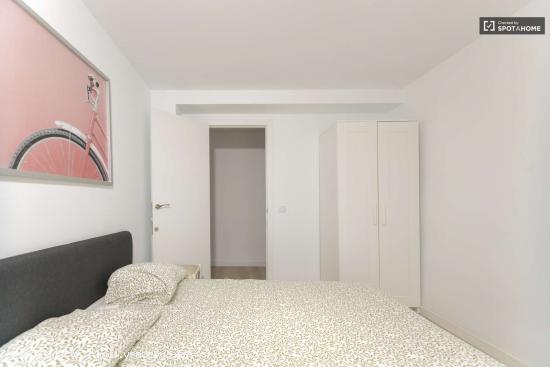  ¡Se alquilan habitaciones en un apartamento de 5 habitaciones en Valencia! - VALENCIA 