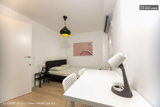 ¡Se alquilan habitaciones en un apartamento de 5 habitaciones en Valencia! - VALENCIA