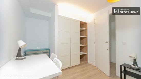 ¡Se alquilan habitaciones en un apartamento de 5 habitaciones en Valencia! - VALENCIA