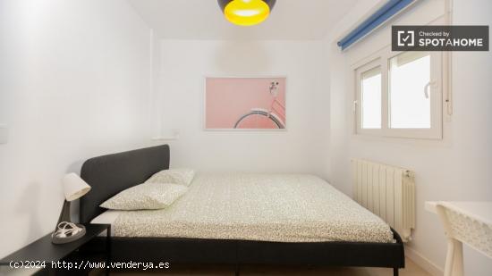 ¡Se alquilan habitaciones en un apartamento de 5 habitaciones en Valencia! - VALENCIA