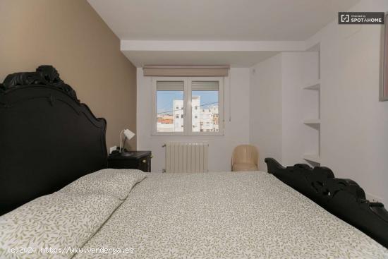 ¡Se alquilan habitaciones en un apartamento de 5 habitaciones en Valencia! - VALENCIA