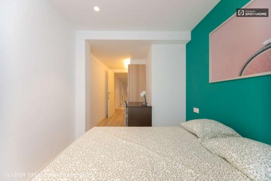 ¡Se alquilan habitaciones en un apartamento de 5 habitaciones en Valencia! - VALENCIA