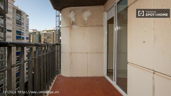 Habitaciones en alquiler en piso de 6 habitaciones en Jaume Roig - VALENCIA