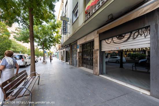 Magnífico Local Comercial en Camino de Ronda. - GRANADA