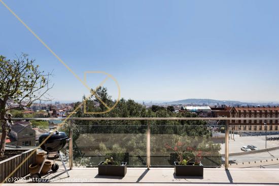 Ático dúplex esquinero de diseño de 181 m2 más una terraza de 71 m2 con vistas a Barcelona - BAR