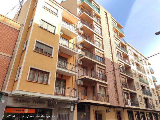  VIVIENDA MUY CENTRICA SEMIREFORMADA Y CON GARAJE - ALBACETE 