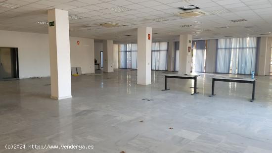  OFICINA COMERCIAL DISPONIBLE EN EDIFICIO ACRÓPOLIS - SEVILLA 