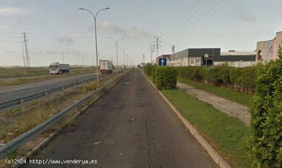 Parcela hormigonada en alquiler, ubicada en el Polígono Industrial Carretera de La Isla - SEVILLA