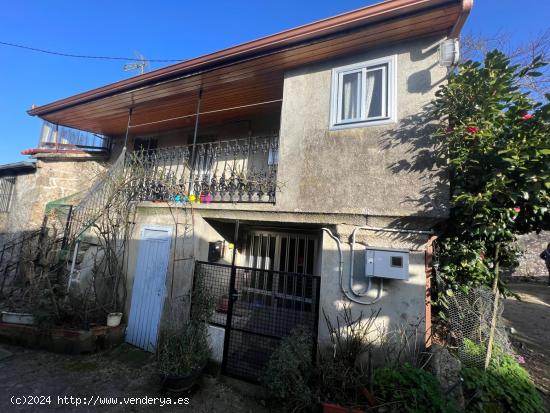 Casa con  finca y horreo  en Arenteiro - ORENSE