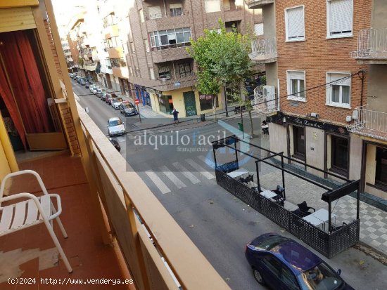 Se alquilan 2 habitaciones para estudiantes/ Torres Quevedo/4 dormitorios/2 baños/ 300 € todo inc