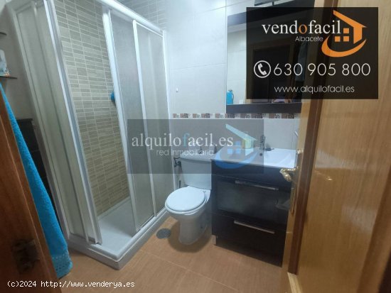 SE VENDE PISO CON GARAJE Y TRASTERO CON 4 HABITACIONES Y 2 BAÑOS POR 165000€